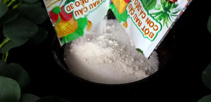 Prepare the jelly: Mix jelly powder and sugar with soft drinks. Cook until boiling.