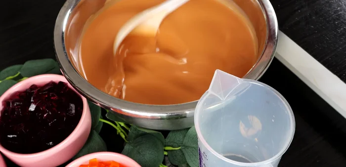 Pour the cooled milk tea into the plastic bags with jelly.