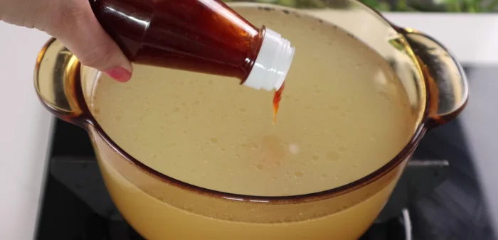 Add Thai hot pot sauce (280g). Bring to a boil, then adjust seasoning.