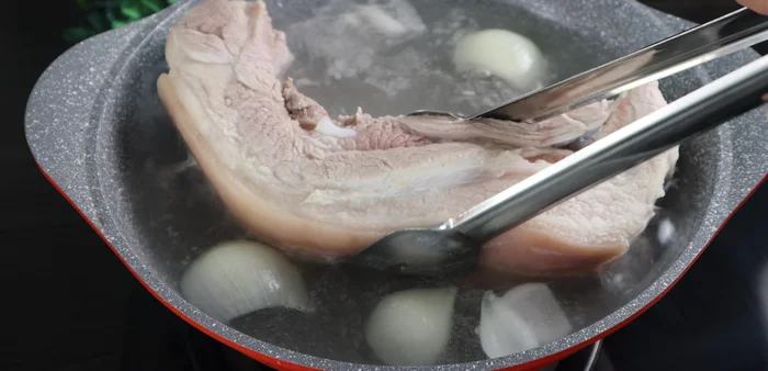 Cut the pork belly into 5cm thick, 8cm long chunks.