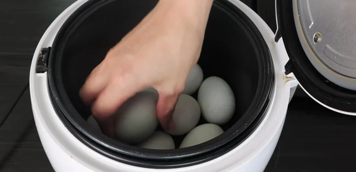 Boil duck eggs with salt and vinegar in the rice cooker for 10 minutes.