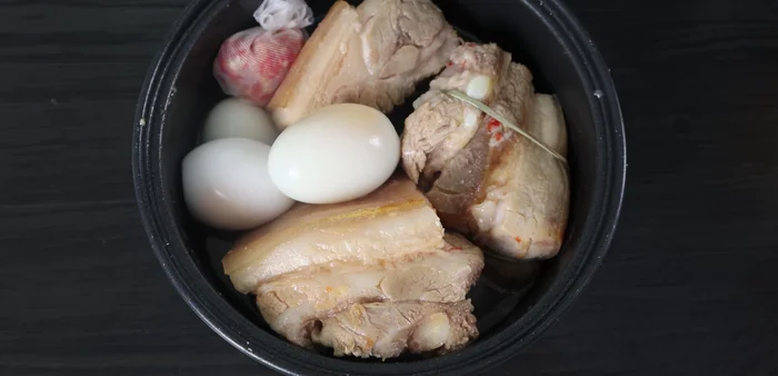 Add filtered marinade, water (800ml total), and remaining spices to the rice cooker.