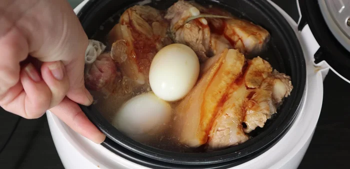 Cover the rice cooker and cook on the rice cooking mode. Skim off foam as needed.