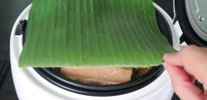 Cover the pot with banana leaves, and cook for 30 minutes without the lid.