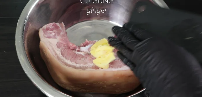 Wash and clean the pork belly. Rub with salt and ginger, then soak for 5 minutes. Rinse again.