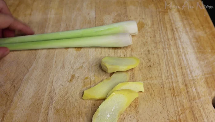 Slice ginger and crush lemongrass.