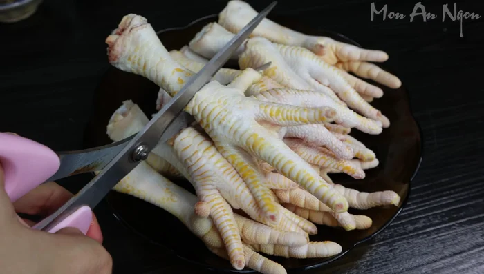Cut chicken feet in half.