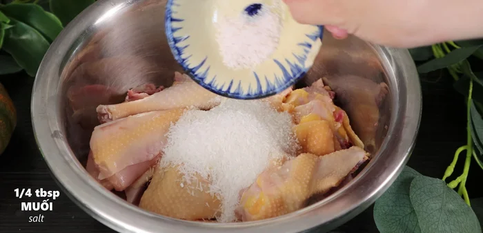 Marinate the chicken with 1 tablespoon of seasoning powder, 2 tablespoons of sugar, 1/2 tablespoon of MSG, 1/4 tablespoon of salt, 1/4 tablespoon of ground pepper, 1/2 tablespoon of oyster sauce, and half of the chopped onions and garlic. Marinate for 10 minutes.