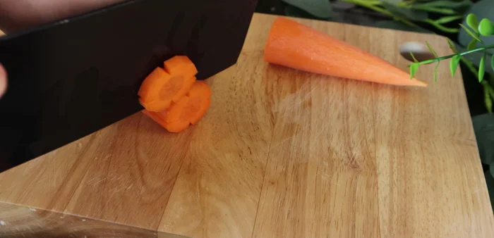 Prepare the vegetables: Cut the carrots into 0.5cm thick slices and carve them into flowers. Prepare the black fungus and straw mushrooms (soak until expanded and cut into medium-sized pieces). Cut the onions and green onions into pieces.