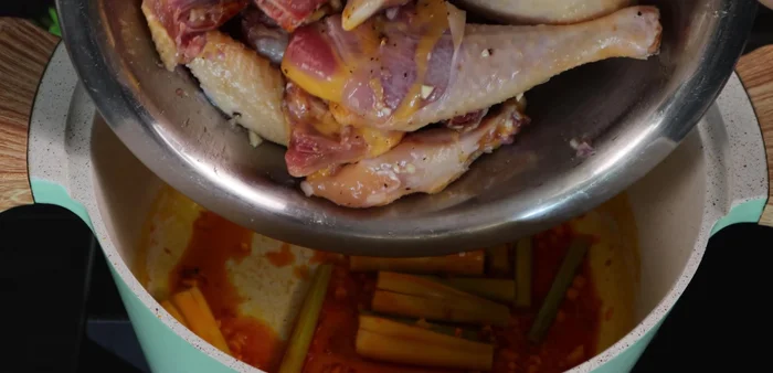 Add the marinated chicken and stir-fry until firm and fragrant.