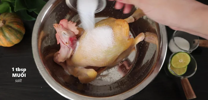 Wash the chicken thoroughly. Add 1 tablespoon of salt and rub it evenly into the chicken skin for about 3 minutes. Rinse again and knead the chicken with lemon and sugar to clean and remove stickiness.