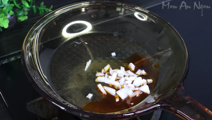 Heat 1 tablespoon of oil in a pan, sauté the onion until fragrant. (164.76)