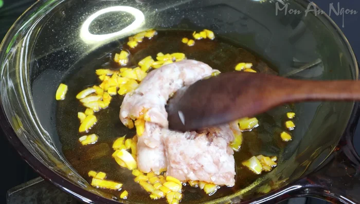 Add 100 grams of ground pork and the chopped eggplant flesh. Stir in 0.5 tablespoon seasoning powder, 0.5 tablespoon sugar, and 0.5 tablespoon soy sauce. Add 2 tablespoons of water and cook until the meat and eggplant are soft. (178.92)