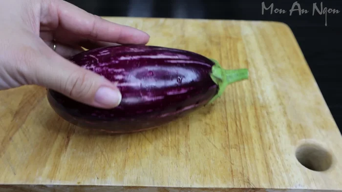 Choose fresh eggplants – firm to the touch with a green stem. Cut the eggplant in half lengthwise. (14.759)