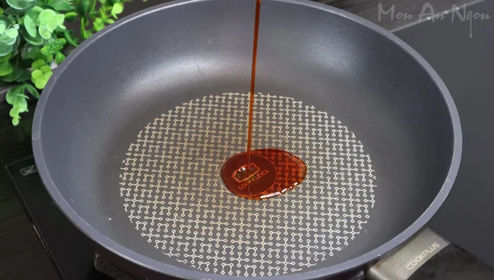 In a separate pan, heat 2 tablespoons of oil, sauté the remaining onion until fragrant. (239.159)