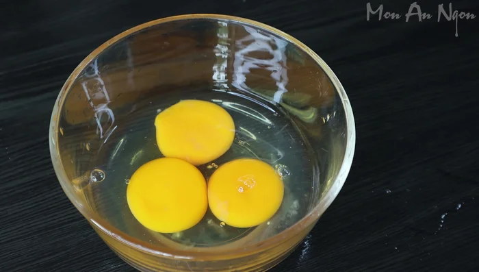 Crack 3 eggs, separating the yolks. (311.72)