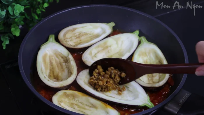 Add the cooked meat and eggplant mixture to the pan. (321.639)