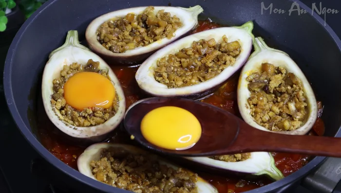 Add the egg yolks, remaining green onions, and 1 tablespoon of sesame oil. (334.12)