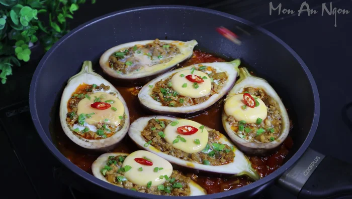 Garnish with chili and pepper. (375.96)