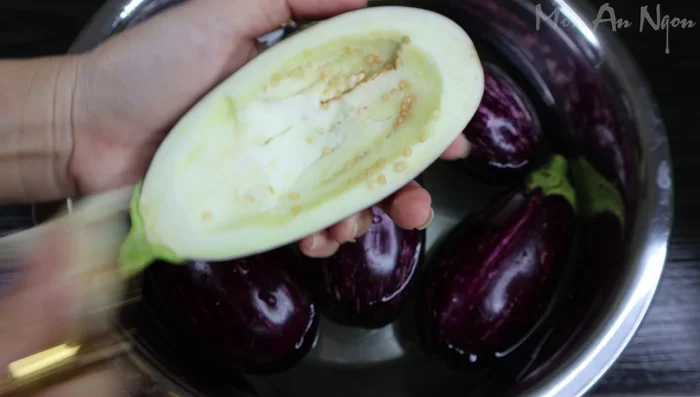 Scoop out the eggplant flesh in the middle, leaving about 0.5 cm thickness. (57.68)
