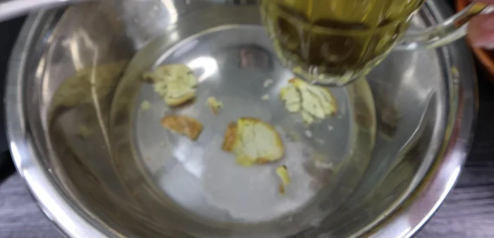 Strain the tea water and add it to the basin of ginger water.