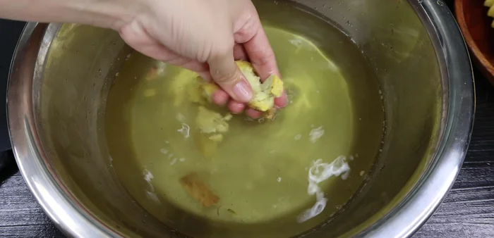 Wash the tuna thoroughly in the ginger tea water for 5 minutes, ensuring to remove any fishy smell.
