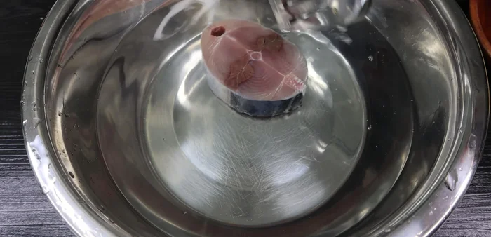 Rinse the tuna again with clean water.