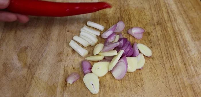 Finely chop 3g of green onion roots and 1/2 chili pepper (remove seeds).