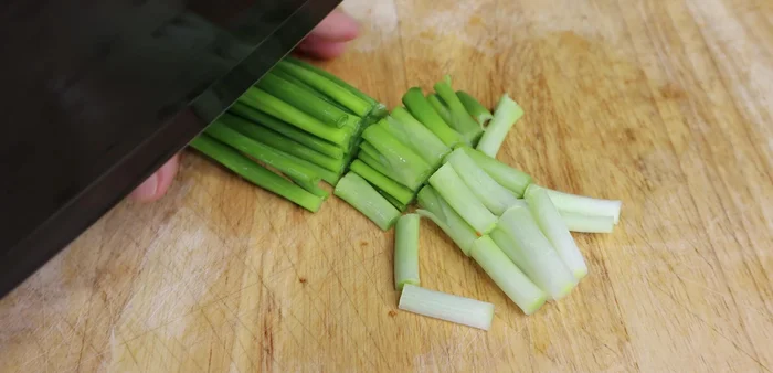Cut the remaining green onions into 2cm pieces.