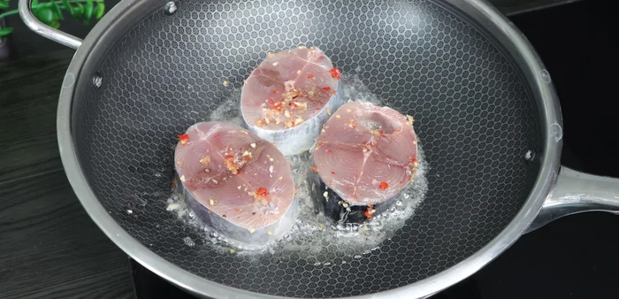 Heat 4 tablespoons of pork fat (or cooking oil) in a pan. Pan-fry the tuna until lightly golden brown on both sides.