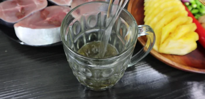Prepare tea to wash the fish. Steep 5g of tea leaves in 400ml of boiling water for 5 minutes.