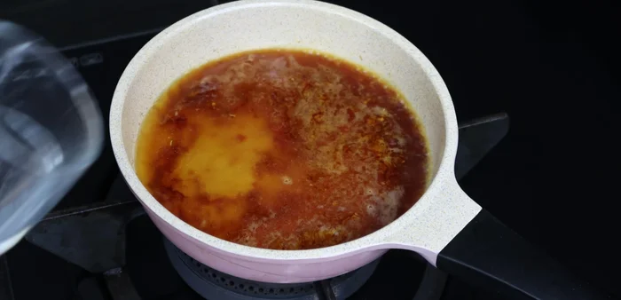 Add 200ml of water, 2 tablespoons rock sugar, 1 tablespoon seasoning powder, 4 tablespoons fish sauce, and 1 tablespoon salt to the pan.