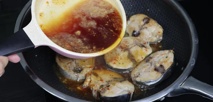 Bring the sauce to a boil, then add the pan-fried tuna and pineapple slices.