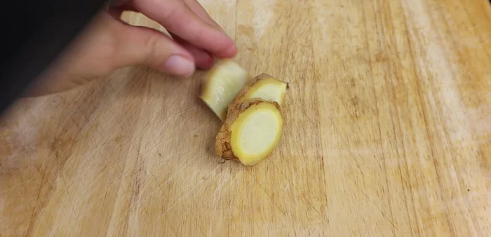 Slice and crush 5g of ginger.
