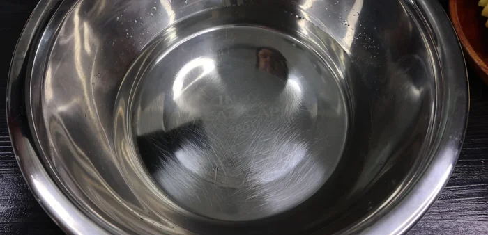 Mix crushed ginger and a tablespoon of salt in a basin of 500ml water.