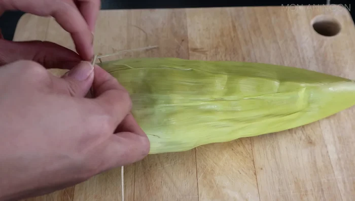 Cut off the ends of the banana stems and tie them tightly with a peanut string.