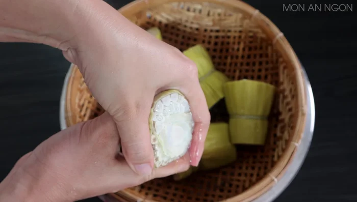 Squeeze out excess water from banana stems.