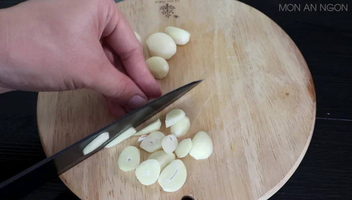 Slice garlic and chili pepper.