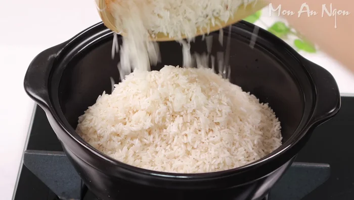 Add the rice and stir-fry briefly.