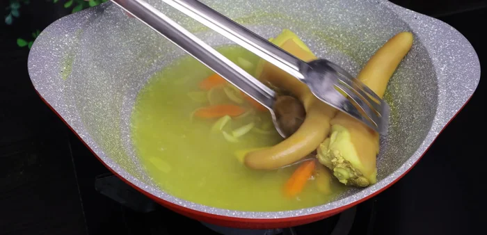 Remove pig's tails and pour vinegar over them. Let it soak for 10 minutes, turning halfway.