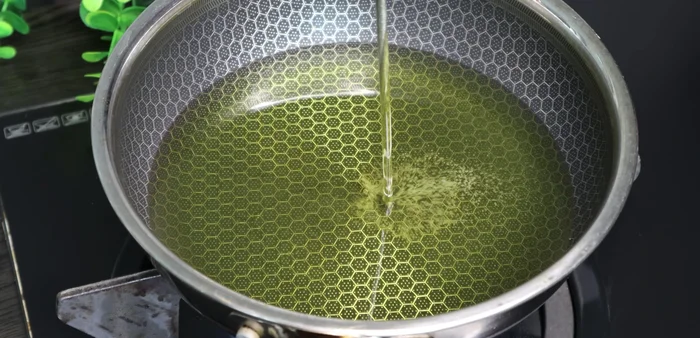 Heat cooking oil in a pan and deep-fry the dried pig's tails until golden and crispy.