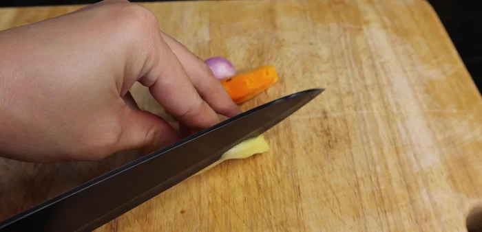 Prepare ginger, turmeric root, and purple onion. Slice them.