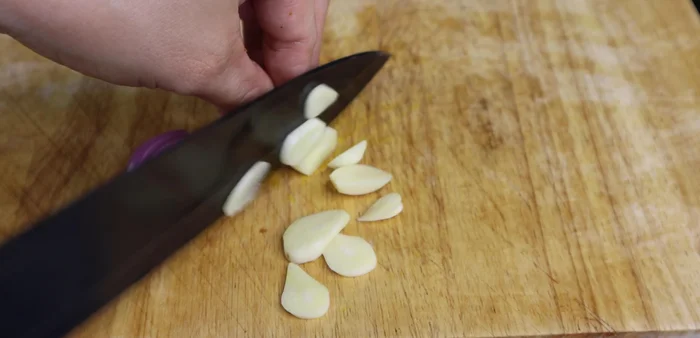 Prepare garlic, shallots, lemongrass, and coriander. Slice them thinly.