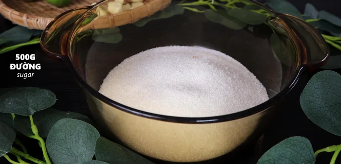 Combine half of the sugar and 500g of fish sauce in a pot. Ensure the ratio of sugar to fish sauce is equal.