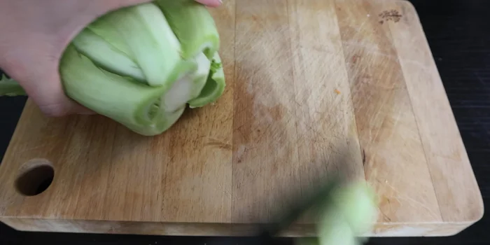Cut the pickled cabbage into 2cm thick pieces.