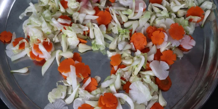 Dry the vegetables thoroughly either under the sun or with a fan for 2-3 hours.
