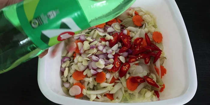 Combine all the vegetables, onions, garlic, chili, and soft drink in a basin. Mix well.