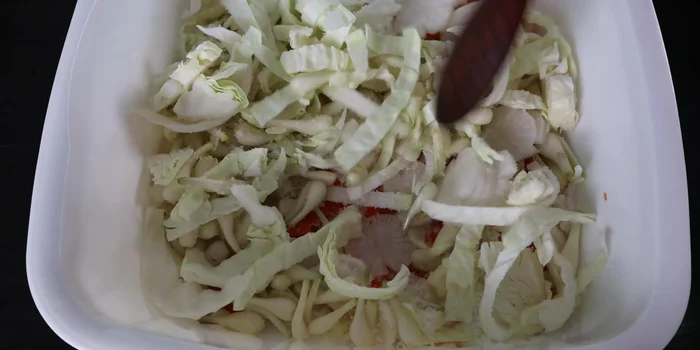 Mix vegetables with 50g of salt and marinate for 30 minutes.