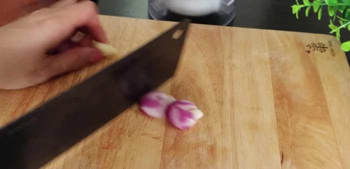 Finely chop the garlic and shallots (30g).