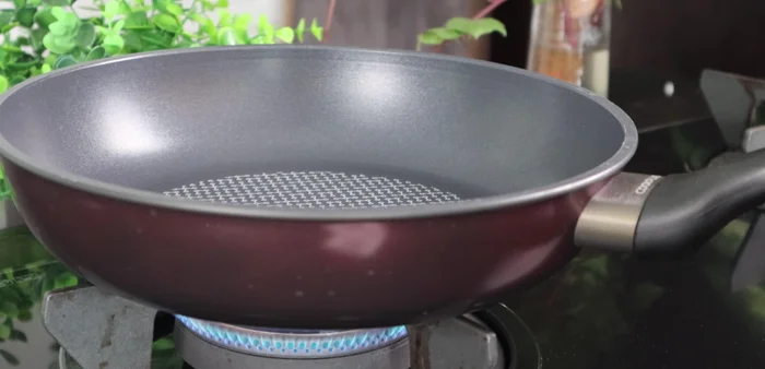 Heat a pan to medium heat. Add 3 tablespoons of annatto oil.